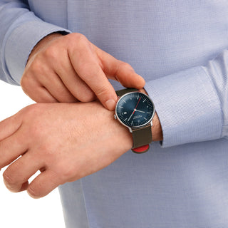 Doppio, Braunes Veganes Traubenleder, 41 mm	, Person mit Armbanduhr am Handgelenk