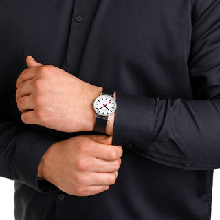 Classic, 36mm, Edelstahl poliert und Schwarzes Veganes Traubenleder Armband, A660.30314.11SBBV, Person mit Armbanduhr am Handgelenk