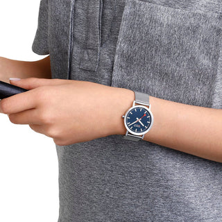 Classic, 36 mm, Tiefseeblaues Edelstahl Uhr, A660.30314.40SBJ, Person mit Armbanduhr am Handgelenk