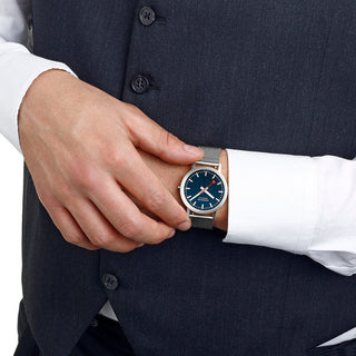 Classic, 36 mm, Tiefseeblaues Edelstahl Uhr, A660.30314.40SBJ, Person mit Armbanduhr am Handgelenk