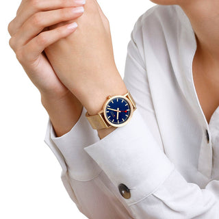 Classic, 36 mm, Tiefseeblaue goldene Edelstahluhr, A660.30314.40SBM, Person mit Armbanduhr am Handgelenk