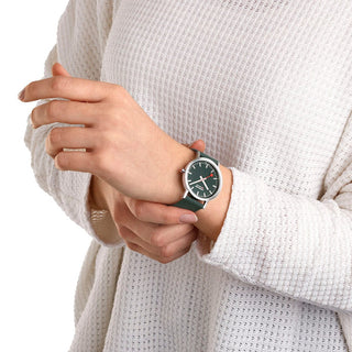 Classic, 36 mm, Waldgrünes Uhr, A660.30314.60SBF, Person mit Armbanduhr am Handgelenk