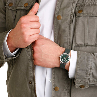 Classic, 40 mm, Waldgrünes Uhr, A660.30360.60SBF, Person mit Armbanduhr am Handgelenk