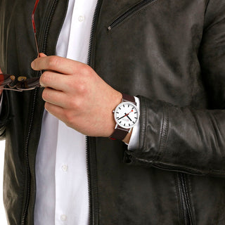 Classic, 40mm, Edelstahl poliert und Braunes Veganes Traubenleder Armband, A660.30360.11SBGV, Person mit Armbanduhr am Handgelenk