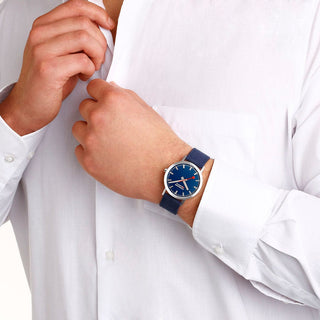 Classic, 40 mm, Tiefseeblaues Uhr, A660.30360.40SBD,  Person mit Armbanduhr am Handgelenk