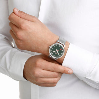 Classic, 40 mm, Waldgrünes Edelstahl Uhr, A660.30360.60SBJ, Person mit Armbanduhr am Handgelenk