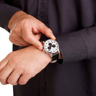 Neo, Schwarzes Veganes Traubenleder, 41 mm	, Person mit Armbanduhr am Handgelenk