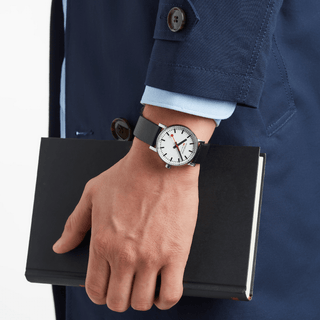 evo2, 35 mm, Schwarzes Veganes Traubenleder Uhr, MSE.35110.LBV, Person mit Armbanduhr am Handgelenk