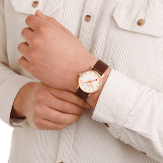 evo2, 40mm, Goldenes Veganes Traubenleder Uhr, MSE.40112.LGV, Person mit Armbanduhr am Handgelenk
