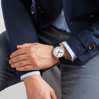 evo2, 40 mm, Schwarzes Veganes Traubenleder Uhr, MSE.40210.LBV, Person mit Armbanduhr am Handgelenk