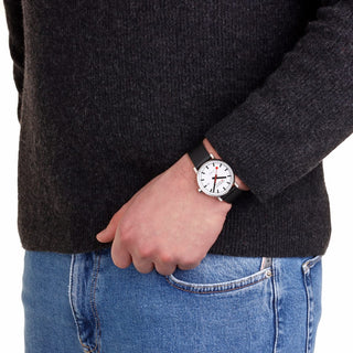 evo2 Automatic, 40 mm, Schwarzes Veganes Traubenleder Uhr, Person mit Armbanduhr am Handgelenk