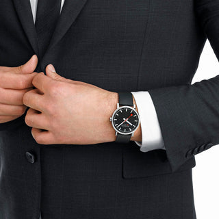 evo2, 43 mm, Schwarzes Leder Uhr, MSE.43120.LB, Person mit Armbanduhr am Handgelenk