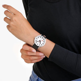 Original Automatik, 41mm, schwarze Lederarmbanduhr, MST.4161B.LB, Mood image with wrist watch worn