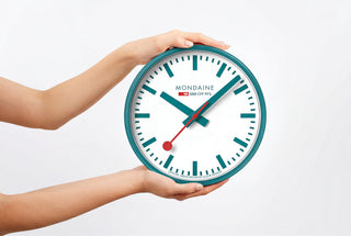 MONDAINE launcht eine Limited Edition seiner erfolgreichen 25cm Wanduhr in der Farbe des Jahres 2026 Transformative Teal