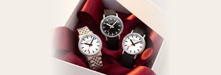 Drei Mondaine SBB Uhren in einer Geschenkbox mit rotem Band