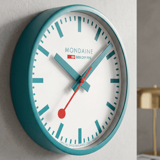 Teal Wall Clock, 25 cm	, Person mit Armbanduhr am Handgelenk