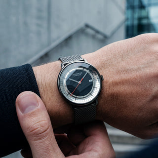 Doppio Mirror Limited Edition, Edelstahl, 41 mm, Person mit Armbanduhr am Handgelenk