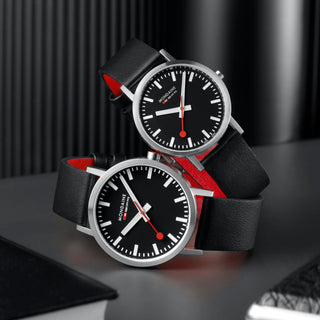 Classic Black Dial 40 mm und 36 mm, Schwarzes Veganes Traubenleder, auf einem Schreibtisch
