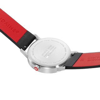 Classic, Schwarzes Veganes Traubenleder, 40 mm	, Ansicht des Gehäusebodens mit Mondaine Gravur