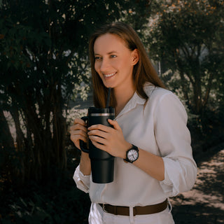 essence Solar, Schwartz, 41 mm	, Person mit Armbanduhr am Handgelenk