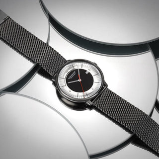 Doppio Mirror Limited Edition, Edelstahl, 41 mm, Uhr auf weissen geometrischen Formen