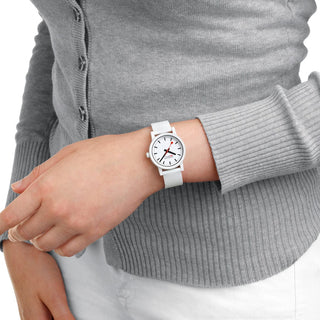 essence, Weiss, 32 mm, MS1.32110.RA	, Person mit Armbanduhr am Handgelenk