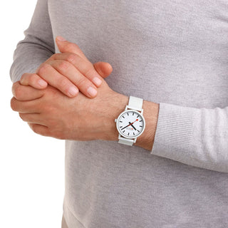 essence, Weiss, 41 mm, MS1.41110.RA	, Person mit Armbanduhr am Handgelenk