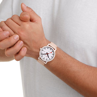 essence Solar, Weiss, 41 mm	, Person mit Armbanduhr am Handgelenk