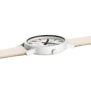 essence Solar, Weiss, 41 mm	, Detailaufnahme mit Fokus auf das Gehäuse und die Krone