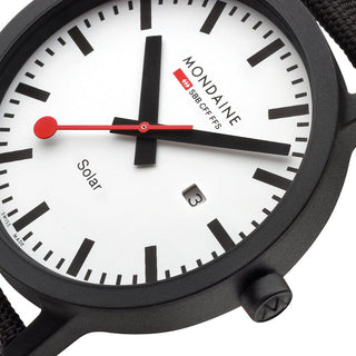 essence Solar, Schwartz, 41 mm	, Detailaufnahme mit Fokus auf das Gehäuse und die Krone