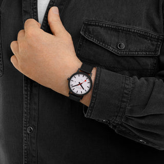 essence Solar, Schwartz, 41 mm	, Person mit Armbanduhr am Handgelenk