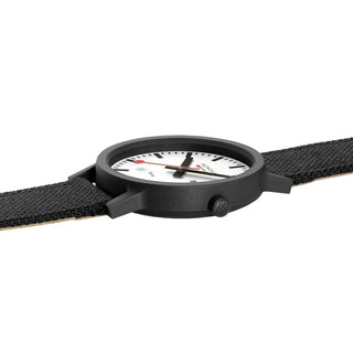 essence Solar, Schwartz, 41 mm	, Detailaufnahme mit Fokus auf das Gehäuse und die Krone