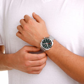 Cushion, 41 mm, Grüne Nachhaltigkeitsuhr, MSL.41460.LF.SET, Person mit Armbanduhr am Handgelenk