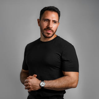 Classic, Schwarzes Veganes Traubenleder, 40 mm	, Person mit Armbanduhr am Handgelenk