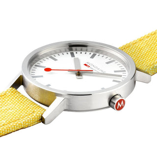 Classic, 30mm, moderne gelbe Uhr, A658.30323.17SBE, Detailaufnahme mit Fokus auf das Gehäuse und die rote Krone