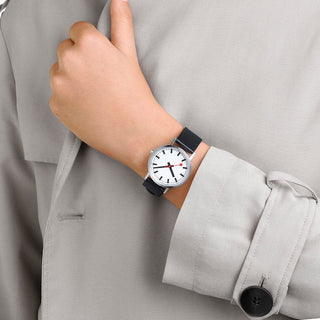 Classic, 36mm, Edelstahl brossiert und Schwarzes Veganes Trauben Leder Armband, A660.30314.16OMV, Person mit Armbanduhr am Handgelenk