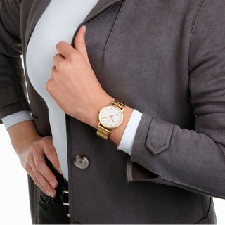 Classic, 36mm, goldene Edelstahluhr, A660.30314.16SBM, Person mit Armbanduhr am Handgelenk