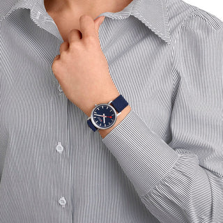 Classic, 36 mm, Tiefseeblaues Uhr, A660.30314.40SBD, Person mit Armbanduhr am Handgelenk