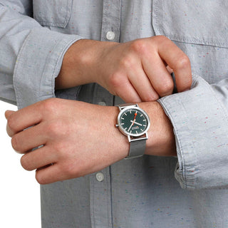 Classic, 36 mm, Waldgrünes Edelstahl Uhr, A660.30314.60SBJ, Person mit Armbanduhr am Handgelenk