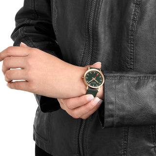 Classic, 36 mm, Waldgrüne goldene Uhr, A660.30314.60SBS, Person mit Armbanduhr am Handgelenk