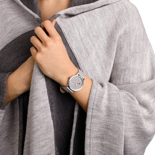 Classic, 36 mm, Good Gray Uhr, A660.30314.80SBH, Person mit Armbanduhr am Handgelenk