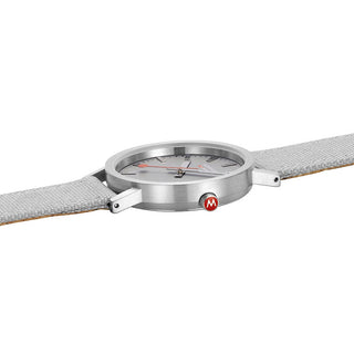 Classic, 36 mm, Good Gray Uhr, A660.30314.80SBH, Detailansicht der roten Krone und des Textilarmband