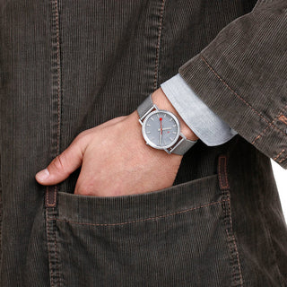 Classic, 36 mm, Good Gray Edelstahl Uhr, A660.30314.80SBJ, Person mit Armbanduhr am Handgelenk
