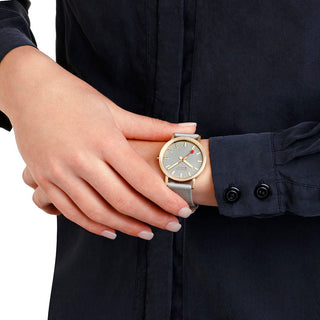 Classic, 36 mm, Good gray goldene Uhr, A660.30314.80SBU, Person mit Armbanduhr am Handgelenk