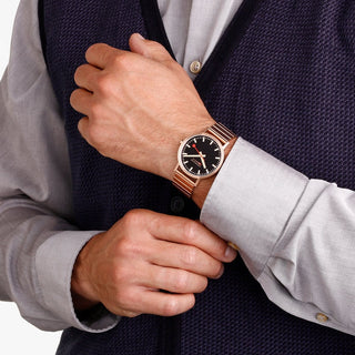 Classic, 40mm, Rose Gold Toned Uhr, A660.30360.16SBR, Person mit Armbanduhr am Handgelenk