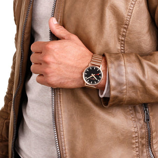 Classic, 40mm, Rose Gold Toned Uhr, A660.30360.16SBR, Person mit Armbanduhr am Handgelenk