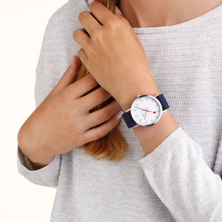 Classic, 40mm, Moderne Ozean-Blaue Uhr, A660.30360.17SBD1, Person mit Armbanduhr am Handgelenk