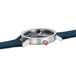 Classic, 40 mm, Tiefseeblaues Uhr, A660.30360.40SBD, Detailansicht der roten Krone und des Textilarmband