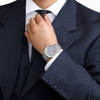 Classic, 40 mm, Good Gray Edelstahl Uhr, A660.30360.80SBJ, Person mit Armbanduhr am Handgelenk
