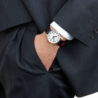 Classic, 36mm, Edelstahl poliert und Schwarzes Veganes Trauben Leder Armband, A667.30314.11SBBV, Person mit Armbanduhr am Handgelenk